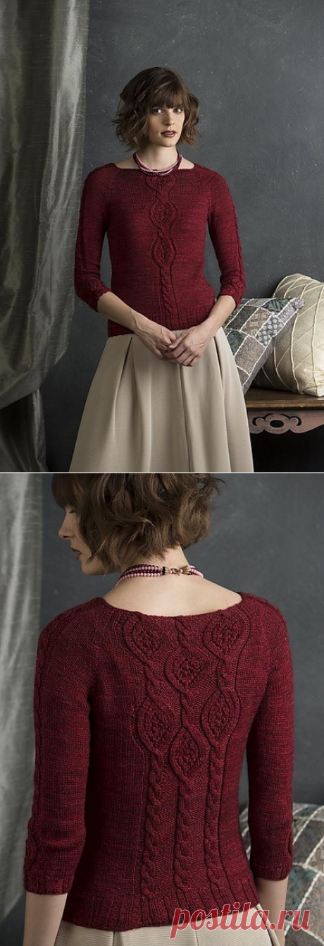 Бордовый пуловер, связанный спицами.