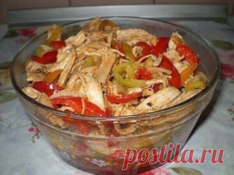 "КУРИЦА ХЕ"
Ингредиенты:
- 1 куриная грудка
- 2-3 шт. болгарских сладких перцев(красивее если разноцветный)
- 1 большая луковица
- растит. масло,
- уксус,
- соль,
- 0,5 ч.л. красный горький и 1/3 ч л черный молотые перцы,
- 1 ст.л. приправы для корейской моркови (острая),
- 1 ст.л. томатной пасты (пропорции приправ написала приблизительно-я делаю "на глаз"-все зависит насколько вам нравится остренькое)
Приготовление:
1. Грудку отварить и остудить. (В оригинале мясо не варится, но как то я не р