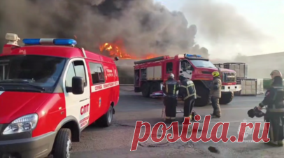 Кадры мощного пожара на складе в подмосковном Пушкино. Кадры сильного пожара в подмосковном Пушкино, где горит здание с легковоспламеняющейся жидкостью в бочках, газовыми баллонами и поддонами. По предварительным данным, площадь возгорания составила 20 тыс. кв. м. На место следует лаборатория по замеру воздуха, сообщили в МЧС. В сети пишут о громких звуках взрывов. Читать далее