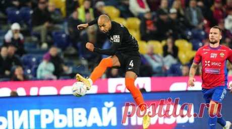 Футболист «Урала» Эммерсон назвал бредом идею вставать на одно колено в знак борьбы с расизмом. Защитник екатеринбургского «Урала» Эмерсон раскритиковал идею вставать на колено в знак борьбы с расизмом, которая до недавнего времени применялась во многих странах. Читать далее