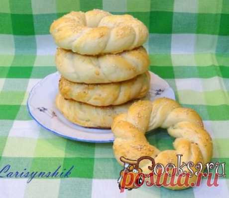Симиты - турецкие бублики Приготовьте к чаю эти вкусные и красивые бублики! Мука — 1000 г; Вода теплая — 600 мл; Соль — 1,5 ч.л.; Сахар — 1 ст.л.; Дрожжи — 2 ч.л.; Масло сливочное — 150 г; Яйцо (для смазки) — 1 шт; Сливки (для смазки) — 2 ст.л.; Кунжут (для посыпки) — 3 ст.л.;