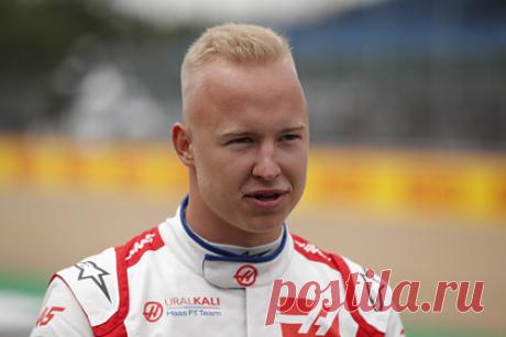 Бывший пилот «Формулы-1» объяснил неудачи россиянина Мазепина. Бывший пилот «Формулы-1» Марк Зурер рассказал, с чем связано неудачное выступление в гоночной серии российского пилота Haas Никиты Мазепина. Как объяснил швейцарец, россиянину могло навредить участие в тестовых заездах команды Mercedes в прошлом сезоне. По мнению Зурера, спортсмен мог привыкнуть к хорошему болиду.