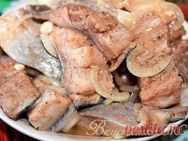 Селедка по-корейски

Очень вкусная получается селедка. Я довольно долго искала этот рецепт, но оно того стоило.
Я перепробовала разные варианты. Вкусно, но все равно не то. И вот наконец-то тот самый рецепт. 
Оторваться невозможно! Пробовать - обязательно!!!

Ингредиенты и способ приготовления смотрите на нашем сайте http://quharka.ru/recipes/81023/seledka-po-korejski.html?t=1105