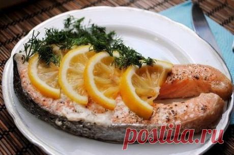 Лосось, запеченный в фольге 

Для сытного и вкусного обеда на 1 человека : 
1 стейк лосося 
Несколько долек лимона 
Приправы по вкусу (перец ,сушеный базилик) 
Фольга для запекания. 

Стейк лосося помыть, посолить с двух сторон, выложить на фольгу для запекания ,а её в свою очередь - на противень . Посыпать специями и выложить дольками лимон . Фольгу завернуть, чтобы у нас получился конвертик . 
Отправить в разогретую до 180-200 гр духовку на 20-25 минут .