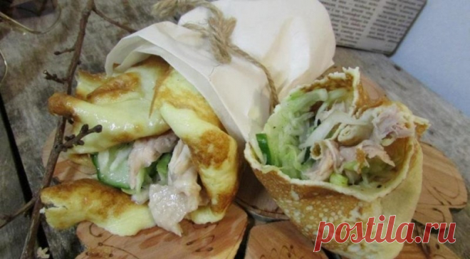 ​Роллы из яичных блинчиков с курицей и салатом