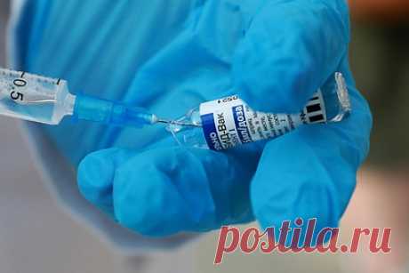Еще три российских региона ввели обязательную вакцинацию для некоторых граждан. За 13 июля в трех российских регионах — Костромской и Ярославской областях и Пермском крае — ввели обязательную вакцинацию от коронавируса некоторых категорий граждан. 16 июня главный санитарный врач Москвы Елена Андреева обязала провести вакцинацию от COVID-19 60 процентов работающих в столице.