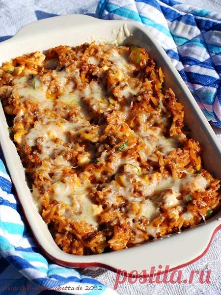 Kritharaki-Gratin mit Hackfleisch, Zucchini und Schafskäse - oromasy Zutaten 150 Gramm   Kleine feste Zucchini*; nach Belieben mehr       Olivenöl; zum Anbraten 1     Zwiebel; gewürfelt 1     Knoblauchzehe; gehackt 250 Gramm   Hackfleisch (gut geht auch Lammhack) 1 1/2 Teel.   Gyros-Gewürzmischung 150 Gramm   Kritharaki; Orzo-Nudeln 75 Gramm   Schafskäse; gewürfelt 300 ml   Fleischbrühe 100 ml   Sahne; nach Belieben (oder mehr Brühe) 50 Gramm   Tomatenmark       Salz      ...