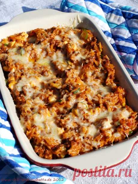 Kritharaki-Gratin mit Hackfleisch, Zucchini und Schafskäse - oromasy Zutaten 150 Gramm   Kleine feste Zucchini*; nach Belieben mehr       Olivenöl; zum Anbraten 1     Zwiebel; gewürfelt 1     Knoblauchzehe; gehackt 250 Gramm   Hackfleisch (gut geht auch Lammhack) 1 1/2 Teel.   Gyros-Gewürzmischung 150 Gramm   Kritharaki; Orzo-Nudeln 75 Gramm   Schafskäse; gewürfelt 300 ml   Fleischbrühe 100 ml   Sahne; nach Belieben (oder mehr Brühe) 50 Gramm   Tomatenmark       Salz      ...