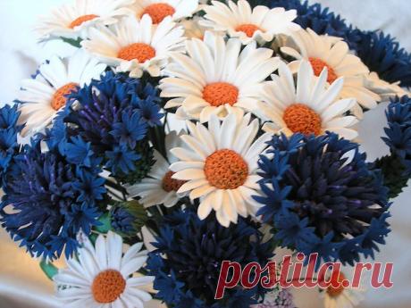 О, женщина, дитя, привыкшее играть
И взором нежных глаз, и лаской поцелуя,
Я должен бы тебя всем сердцем презирать,
А я тебя люблю, волнуясь и тоскуя!
Люблю и рвусь к тебе, прощаю и люблю,
Живу одной тобой в моих терзаньях страстных,
Для прихоти твоей я душу погублю,
Все, все возьми себе - за взгляд очей прекрасных,
За слово лживое, что истины нежней,
За сладкую тоску восторженных мучений!
Ты, море странных снов, и звуков, и огней!
Ты, друг и вечный враг! Злой дух и добрый гений!