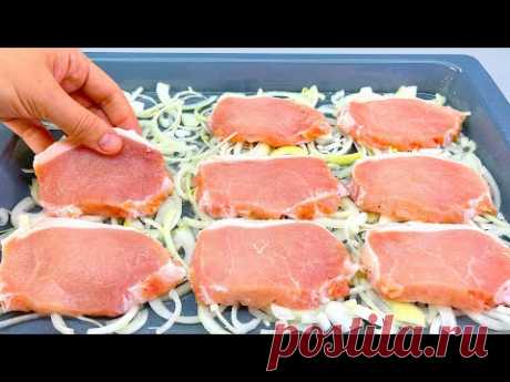 Выкладываем мясо на лук и через 10 минут у вас вкусный ужин!