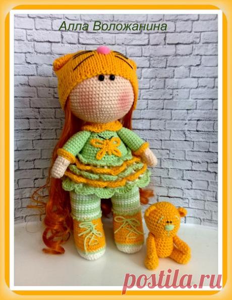 Приглашаю на онлайн по вязанию куколки-малышки , которую мы назвали - Мимоза, за её весеннюю цветовую гамму
У вашей куклы может быть совершенно иное цветовое решение .Начало 30 марта 2018 г. Куколка связана из пряжи Джинс от Ярнарт, так же можно использовать Коттон Голд от Ализе или новинку Амигуруми от Картопу
Высота куклы получается 23-25 см .Одежда у куклы не съёмная и данный вариант больше подходит , как интерьерная игрушка. Онлайн будет платный, его стоимость будет со...