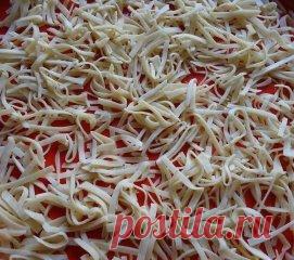 Как сделать домашнюю лапшу: 3 варианта на выбор!
№ 1. без воды...
Тесто:
мука – 1 стакан
яйцо – 3 шт.
соль – по вкусу
Муку просеять и насыпать горкой. Сверху сделать углубление. Посолить. Яйца взбить и влить в муку. Тщательно перемешать. Оставить на 30 минут. Тесто раскатать пластом толщиной 2-3 мм. Немного дать подсохнуть и нарезать тонкой лапшой.
№ 2. на молоке...
Тесто : 1 стакан муки; 1 яйцо; 2 столовые ложки молока; соль (одна «хорошая» щепотка)
Муку насыпать на стол или большую разделоч