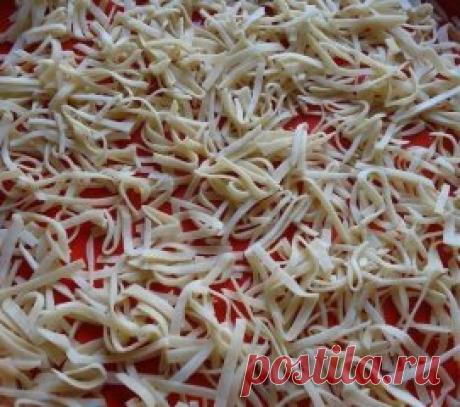 Как сделать домашнюю лапшу: 3 варианта на выбор!
№ 1. без воды...
Тесто:
мука – 1 стакан
яйцо – 3 шт.
соль – по вкусу
Муку просеять и насыпать горкой. Сверху сделать углубление. Посолить. Яйца взбить и влить в муку. Тщательно перемешать. Оставить на 30 минут. Тесто раскатать пластом толщиной 2-3 мм. Немного дать подсохнуть и нарезать тонкой лапшой.
№ 2. на молоке...
Тесто : 1 стакан муки; 1 яйцо; 2 столовые ложки молока; соль (одна «хорошая» щепотка)
Муку насыпать на стол или большую разделоч