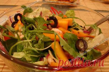 Салат из хурмы, креветок и маслин пошаговый рецепт с фото