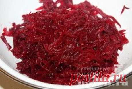 Салат с курицей, свеклой и орехами «Сытый четверг»