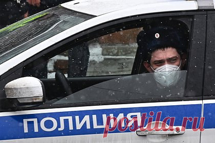 Пропавшего россиянина спустя неделю нашли мертвым в лесу. В Свердловской области пропавшего мужчину нашли мертвым в лесу. 30-летний Александр Котов пропал 3 января в поселке Асбест Сысертского городского округа российского региона. Среди особых примет — татуировка в виде иероглифов на левой руке. Полицейские и волонтеры обнаружили тело 10 января.