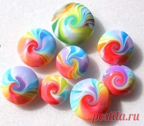 Как сделать полимерную глину в домашних условиях.

Ингредиенты:

1 стакан (250 гр.) белого клея ПВА,
1 стакан (250 гр.) кукурузного крахмала,
1 столовая ложка вазелина,
2 столовые ложки лимонного сока,
1 столовая ложка крема для рук (нежирного и без силикона).

Из данного количества получится примерно 350 гр. пластичной массы белого цвета.

Посуда:

Миска для замешивания - стеклянная огнеупорная,
Пластиковый шпатель,
Подложка для раскатывания массы,
Ложка для размешивания ...