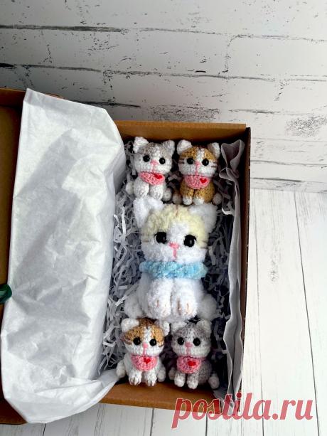 PDF Котята крючком. FREE crochet pattern; Аmigurumi toy patterns. Амигуруми схемы и описания на русском. Вязаные игрушки и поделки своими руками #amimore - маленькие котята, плюшевый котик, кот из плюшевой пряжи, кошка, кошечка, котёнок.
