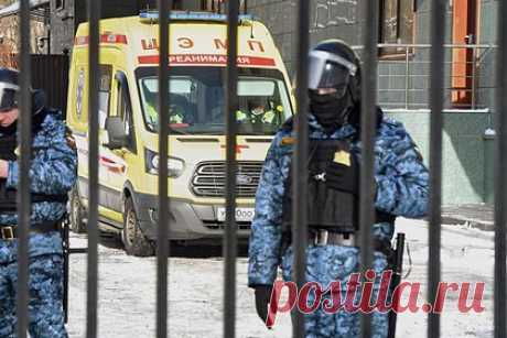 Подростка забили до потери сознания в дагестанской школе. 11-классника забили до потери сознания в школе Махачкалы. Об этом сообщает РИА Новости со ссылкой на пресс-службу администрации столицы Дагестана. По данным агентства, подростка избил десятиклассник, уже состоящий на учете в комиссии по делам несовершеннолетних.