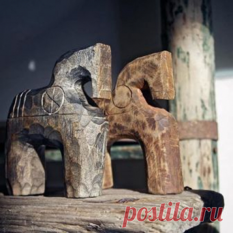 Расчудесных деревянных лошадок @woodenartefacts из Вологды нашла на просторах Instagram.