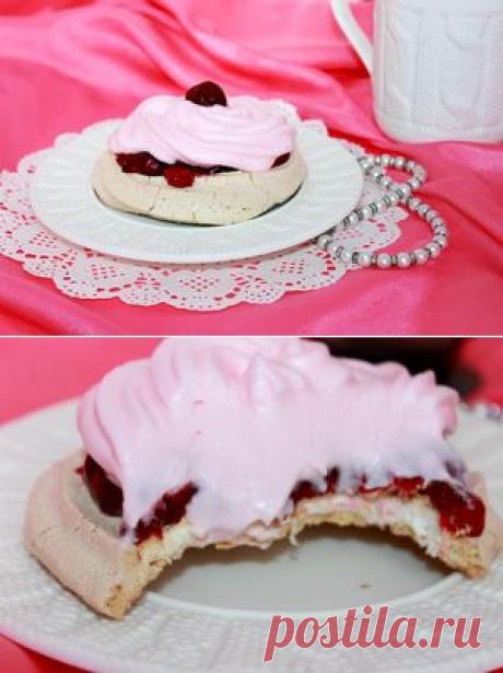 Воздушное пирожное с вишневой начинкой под невесомой клубничной шапочкой. Рецепт c фото, мы подскажем, как приготовить!
