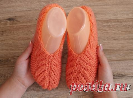 Коралловые кружевные следки спицами