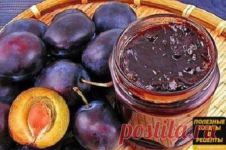 Сливовое варенье по-грузински. 
Невероятное вкусное варенье с манящим ароматом корицы и орехов, напоминает по вкусу конфеты. 
Ингредиенты: 
— 2 кг слив; 
— 1 чайная ложка натертого имбиря; 
— 1 чайная ложка корицы; 
— 150 г очищенных грецких орехов; 
— 600 г сахара; 
— 1 литр воды. 
Сливы вымыть, высушить, разрезать пополам и удалить косточки. Грецкие орехи измельчить. 
Сливы сложить в кастрюлю для варки и засыпать сахаром. 
Затем залить водой, поставить вариться на медлен...