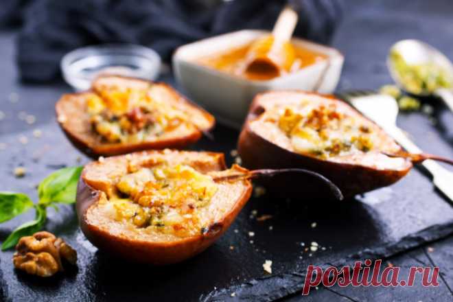Запеченные груши с творогом, мятой и ромом 

Ароматные запеченные груши с творогом, орехами, мятой и ромом – оригинальный десерт для летней вечеринки.

ИНГРЕДИЕНТЫ

4 груши
200 г творога
50 г грецких орехов
3-4 веточки мяты
1 ч. л. лимонной це…