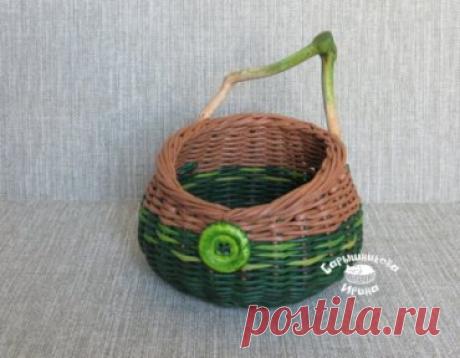 Красота природы таится во всем – в солнечном дне, в ласковом море, и даже в причудливых коряжках у нас под ногами. Каждая из них похожа на остальные и в то же время уникальна. Каждая рождает свой образ. 
Хочу показать две корзиночки, сплетенные, как говорится, "на свободную тему". Такие похожие и такие разные! Идеально подходят для хранения мелочей и приятного презента. 
Диаметр корзиночек 18 см, высота 12(с ручкой 20 см). Свободны к продаже.