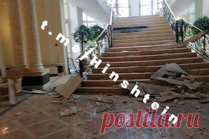 Появились кадры из захваченного коттеджа в Подмосковье за миллиард рублей. Опубликованы снимки коттеджа в подмосковном поселке Шервуд, в котором забаррикадировался вооруженный мужчина. Кадры показал депутат Госдумы Александр Хинштейн. Он сообщил, что площадь коттеджа составляет 2,1 тысячи метров, что значительно усложняло штурм. Дом был выставлен на продажу за 1,2 миллиарда рублей.