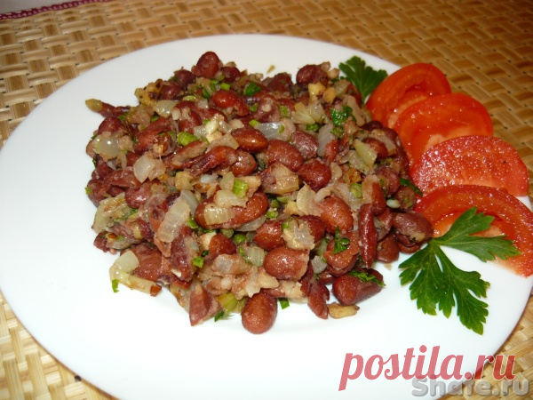 Лобио по-мегрельски. 
=красная фасоль — 1 стакан
репчатый лук — 2-3 шт
чеснок — 4-6 зубчиков
растительное масло для обжаривания
грецкие орехи — горсть по желанию
зелень кинзы или петрушки
соль
кориандр молотый — 1\2 ч.л.
острый молотый красный перец по вкусу