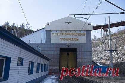 В России из-за взрыва загорелся поезд в тоннеле. В Бурятии из-за взрыва двух цистерн загорелся грузовой поезд в Северомуйском тоннеле. В результате пожар охватил шесть вагонов, четыре их них уже потушили. Причины инцидента на данный момент неизвестны. Предварительно, пострадавших нет. На место происшествия выехал пожарный поезд.