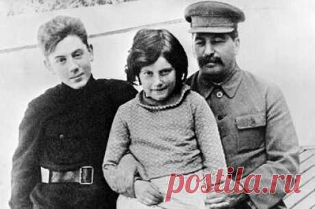 Трагедии кремлевских принцесс: как жили дочери советских вождей Хоть монархия в России давно почила, в советских дворцах жили свои принцессы, в жизни которых всегда была длинная рука «папочки». И рука эта не разрешала шагов ни влево, ни вправо: только туда, куда скажет отец. Любимый «воробушек» Сталина.  Воспитанием Светы, любимой дочери Сталина и самой знаменитой кремлевской принцессой, занималась няня, малограмотная старуха из деревни, которая проработала в семье вождя без малого тридцать лет.