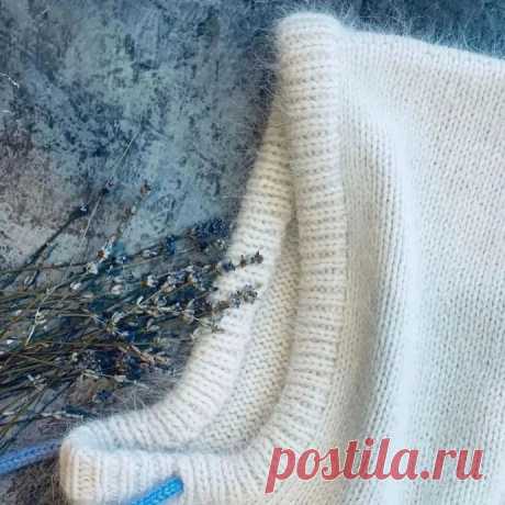 Бело-синий капор спицами