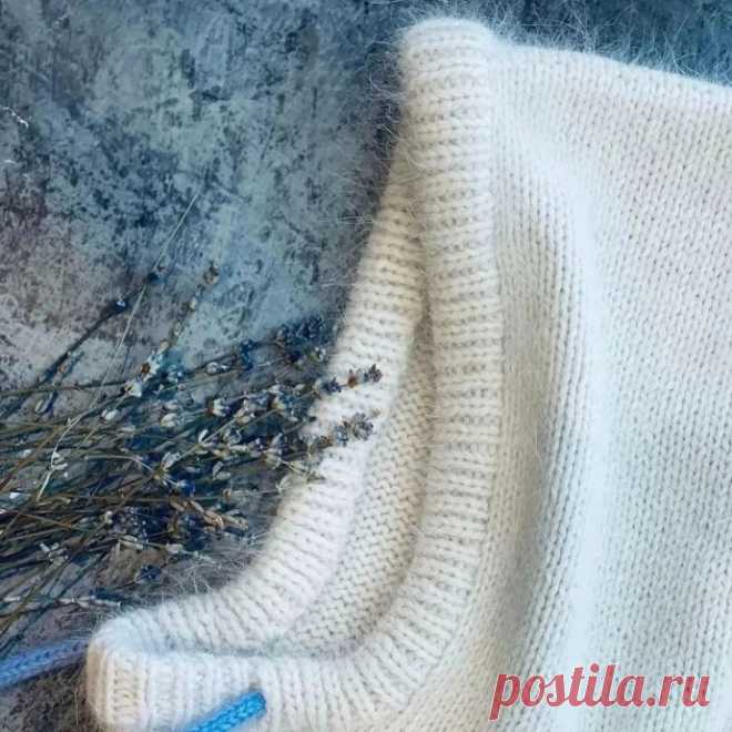 Бело-синий капор спицами