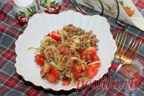 Салат из чечевицы с жареным луком и пряностями: вкусно и просто Салат из чечевицы с помидорами, луком и пряностями. Очень вкусное, простое и сытное блюдо. Специи придают ему неповторимый аромат и оригинальный вкус.
