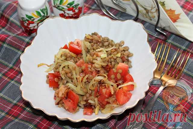 Салат из чечевицы с жареным луком и пряностями: вкусно и просто Салат из чечевицы с помидорами, луком и пряностями. Очень вкусное, простое и сытное блюдо. Специи придают ему неповторимый аромат и оригинальный вкус.