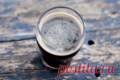 Конь-мэр отпраздновал День святого Патрика пинтой пива. Пони по имени Патрик из Кокингтона, графство Девон в воскресенье, 17 февраля, отпраздновал день рождения и день своего тезки пинтой пива Guinness. Патрик получил популярность в Кокингтоне после того, как его хозяева Кирк и Ханна Петракис стали водить его в один из местных пабов.