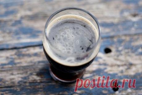 Конь-мэр отпраздновал День святого Патрика пинтой пива. Пони по имени Патрик из Кокингтона, графство Девон в воскресенье, 17 февраля, отпраздновал день рождения и день своего тезки пинтой пива Guinness. Патрик получил популярность в Кокингтоне после того, как его хозяева Кирк и Ханна Петракис стали водить его в один из местных пабов.