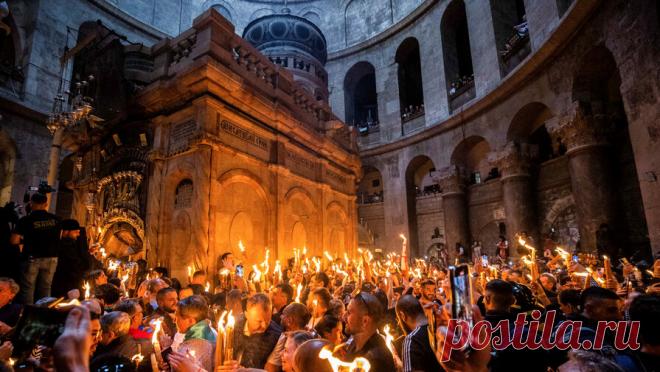 Благодатный огонь сошел в храме Гроба Господня в Иерусалиме. В Иерусалиме сошел Благодатный огонь в храме Гроба Господня. Прямую трансляцию его схождения ведет Первый канал. Патриарх Иерусалимский Феофил III вышел из Кувуклии, в которой молился о снисхождении огня, и начал раздавать его находящимся ...
