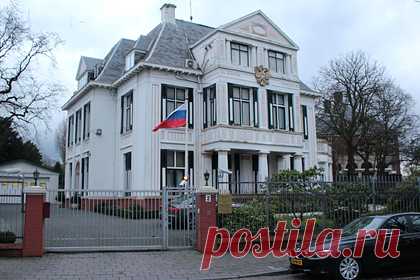 Консульство России попытались поджечь. Рюкзак с горючей смесью был заброшен на территорию консульства России в Нидерландах, сообщил пресс-атташе российского диппредставительства Ирина Гридина. Рюкзак не сработал, позднее он был изъят сотрудниками правоохранительных органов для экспертизы в рамках расследования инцидента.