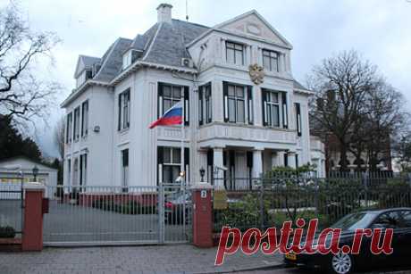 Консульство России попытались поджечь. Рюкзак с горючей смесью был заброшен на территорию консульства России в Нидерландах, сообщил пресс-атташе российского диппредставительства Ирина Гридина. Рюкзак не сработал, позднее он был изъят сотрудниками правоохранительных органов для экспертизы в рамках расследования инцидента.