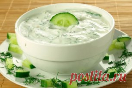 Вкуснейший ОГУРЕЧНЫЙ Соус На Много ВКУСНЕЕ  Майонеза.
Приготовление:
1. Натереть один средний огурец на крупной терке и слегка отжать сок.
2. Добавить 100 гр сливочного мягкого сыра, 2 зубчика измельченного чеснока, 3 ст. ложки жирной сметаны, 1 ч. ложку мелкопорезанного укропа.
3. Приправить специями и перемешать.
Чудесный соус готов!