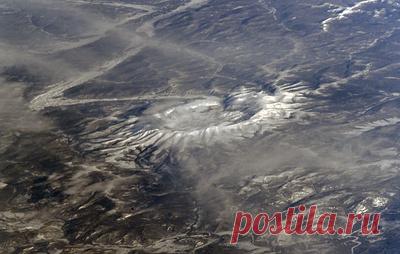 Космическая фотоохота: что и как любят снимать космонавты с орбиты. Первый космонавт планеты Юрий Гагарин восторгался видами Земли, но сфотографировать ее не мог — на борту "Востока" не было фотоаппарата. Впервые человек — Герман Титов, космонавт №2 — сделал снимки Земли из космоса 6 августа 1961 года. Сейчас на борту Международной космической станции (МКС) хранится богатейший арсенал фототехники, а съемка с орбиты — одно из излюбленных занятий экипажа. Ко Дню космонавтики, 12…