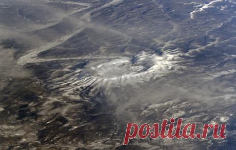 Космическая фотоохота: что и как любят снимать космонавты с орбиты. Первый космонавт планеты Юрий Гагарин восторгался видами Земли, но сфотографировать ее не мог — на борту &quot;Востока&quot; не было фотоаппарата. Впервые человек — Герман Титов, космонавт №2 — сделал снимки Земли из космоса 6 августа 1961 года. Сейчас на борту Международной космической станции (МКС) хранится богатейший арсенал фототехники, а съемка с орбиты — одно из излюбленных занятий экипажа. Ко Дню космонавтики, 12…