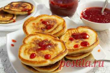 Оладьи на кефире с клубничным киселем — Ботаничка