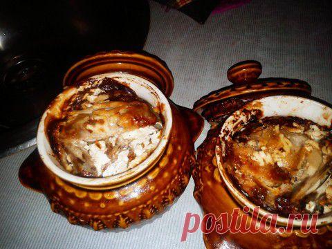 Крылышки в горшочке, как средство от скуки. | БУДЕТ ВКУСНО!
 - Крылья куриные - 3 шт.

- картофель - 2(3) шт.

- Лук - половина луковицы

- Чеснок - 2 зубка
- Сметана - 2(3 )ст. л.

- Соль

- Перец

- Сухие травы и коренья