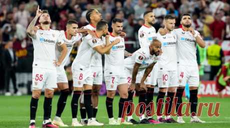 Marca: «Севилья» выставила на трансфер всех игроков из-за долгов. Руководство «Севильи» приняло решение расстаться со всеми игроками футбольного клуба из-за возможного банкротства в ближайшее время. Читать далее
