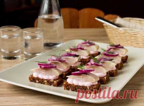 Рецепт тартинок с сельдью и сметанным соусом с хреном на Вкусном Блоге