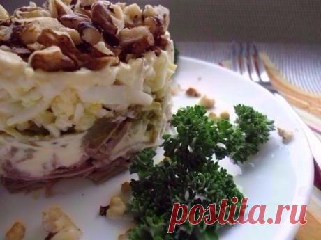 Очень вкусный салат с мясом, чесноком и орехами